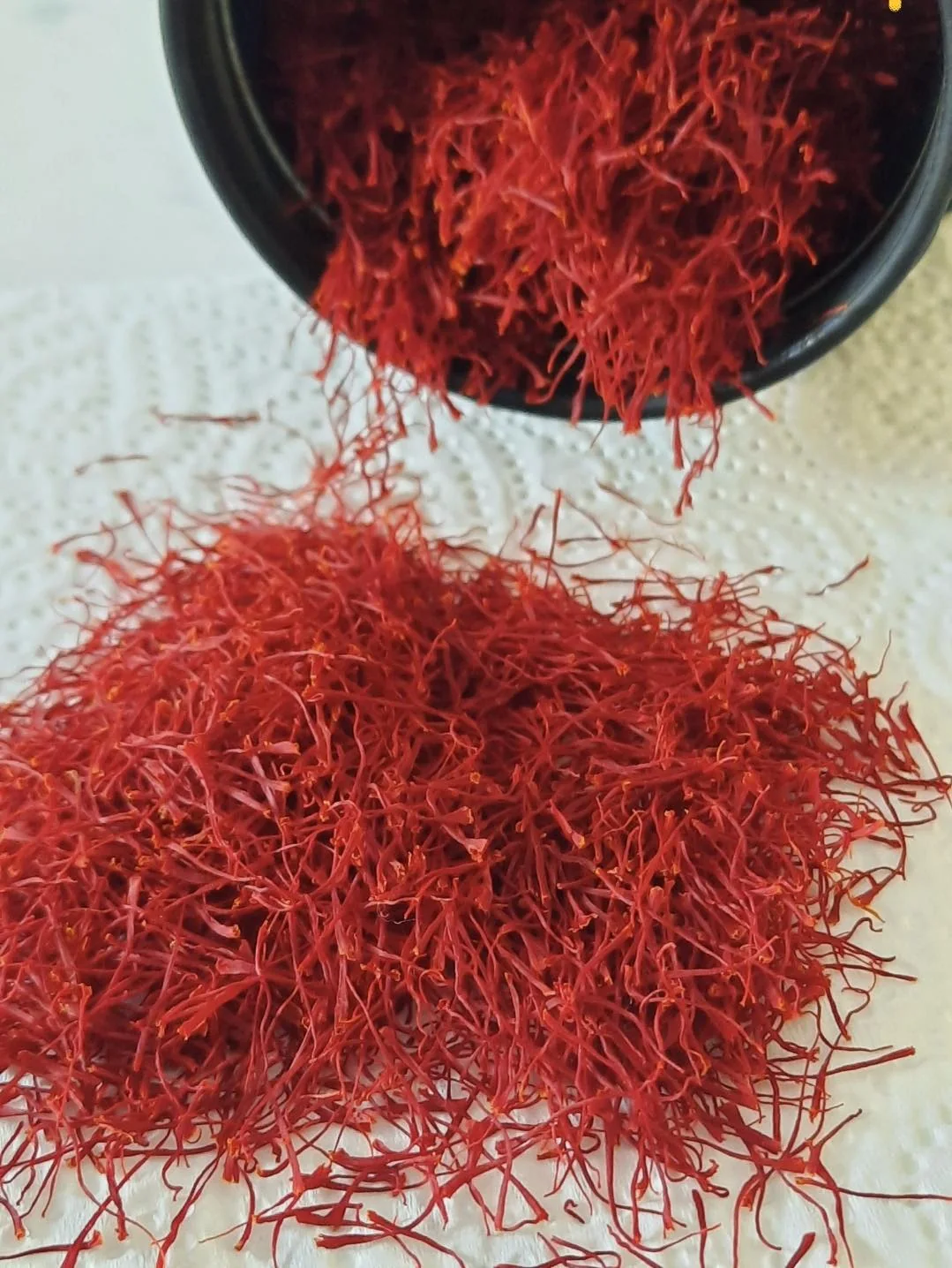 Fire roșii de șofran pregătite după recoltare